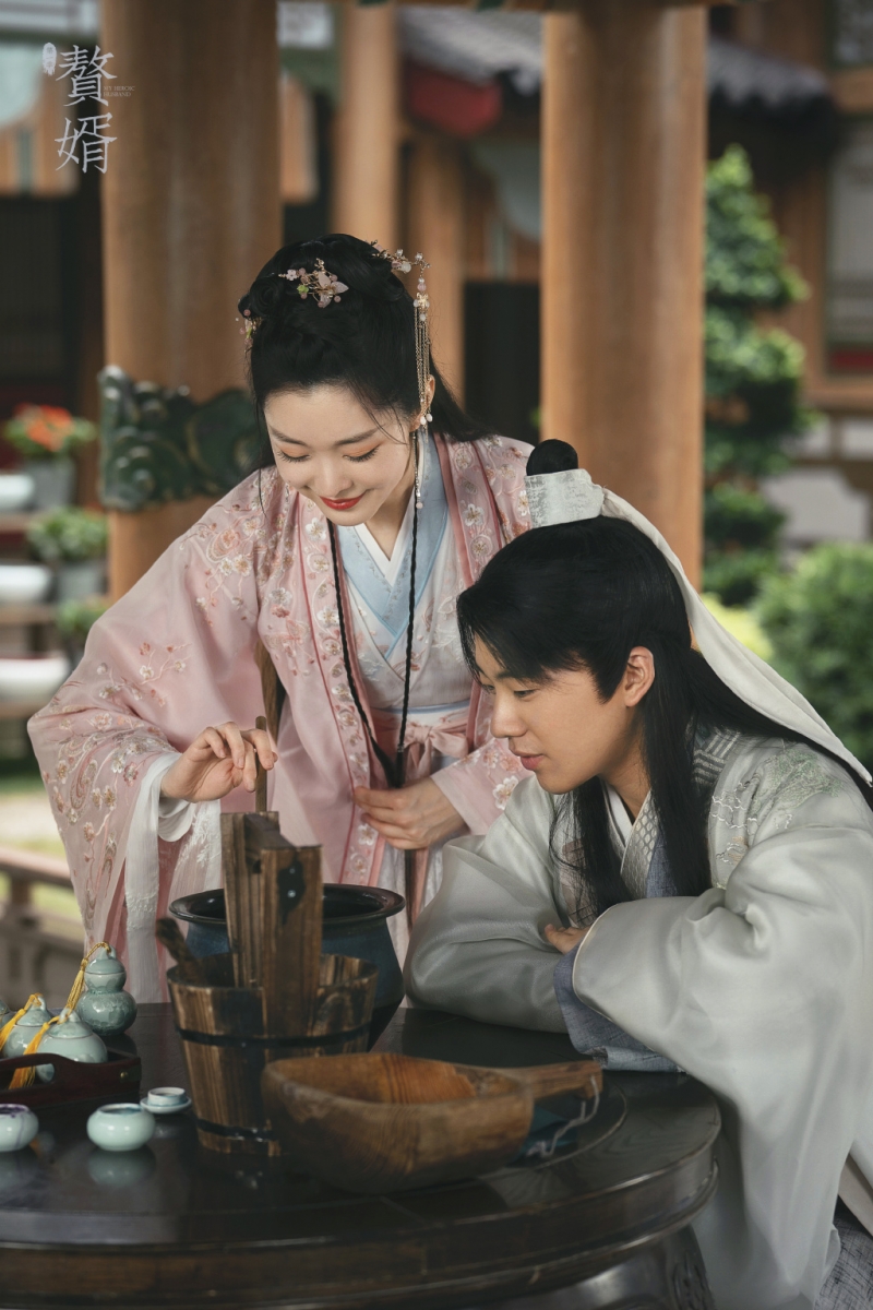 《赘婿》| 豆瓣评分 7.1分 《庆余年》班底打造的《赘婿》依旧没有让大家失望,凭借好看剧情和高热度成了牛年开年爆款剧!大林子郭麒麟饰演穿越回到古代的男主角宁毅,入赘到苏府与长房苏伯庸独生女苏檀儿「先婚后爱」;剧中不止有甜甜的CP糖嗑,俩人还一起玩转商界智商全程在线,让疲于看玛丽苏无脑剧的观众直呼:这样的题材看得超爽!