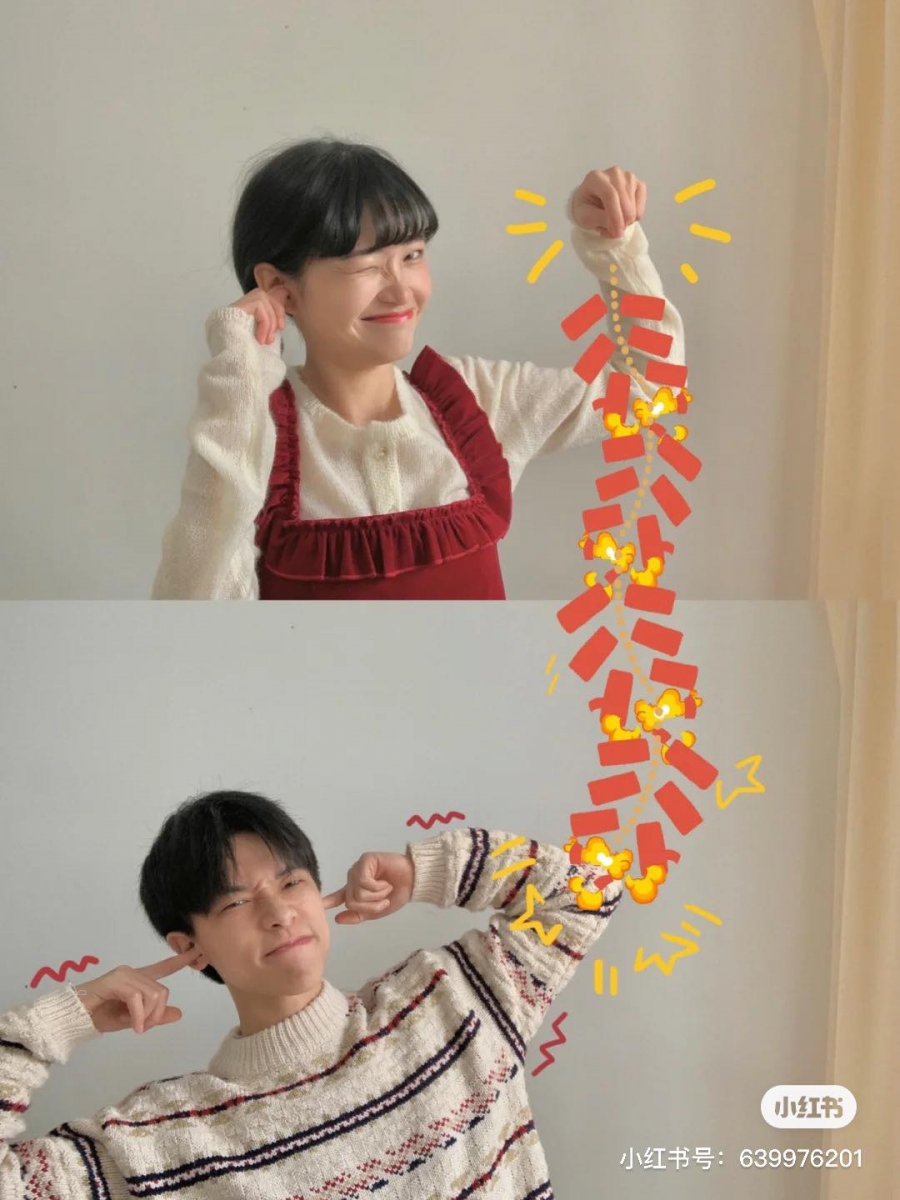 情侣照也能发挥满满创意~提前想好构图和默契互动动作,个别分开拍摄好后上下/左右拼接起来,加入适合的可爱贴纸元素;远距离恋爱的情侣也能拍出伪同框美照撒糖!
