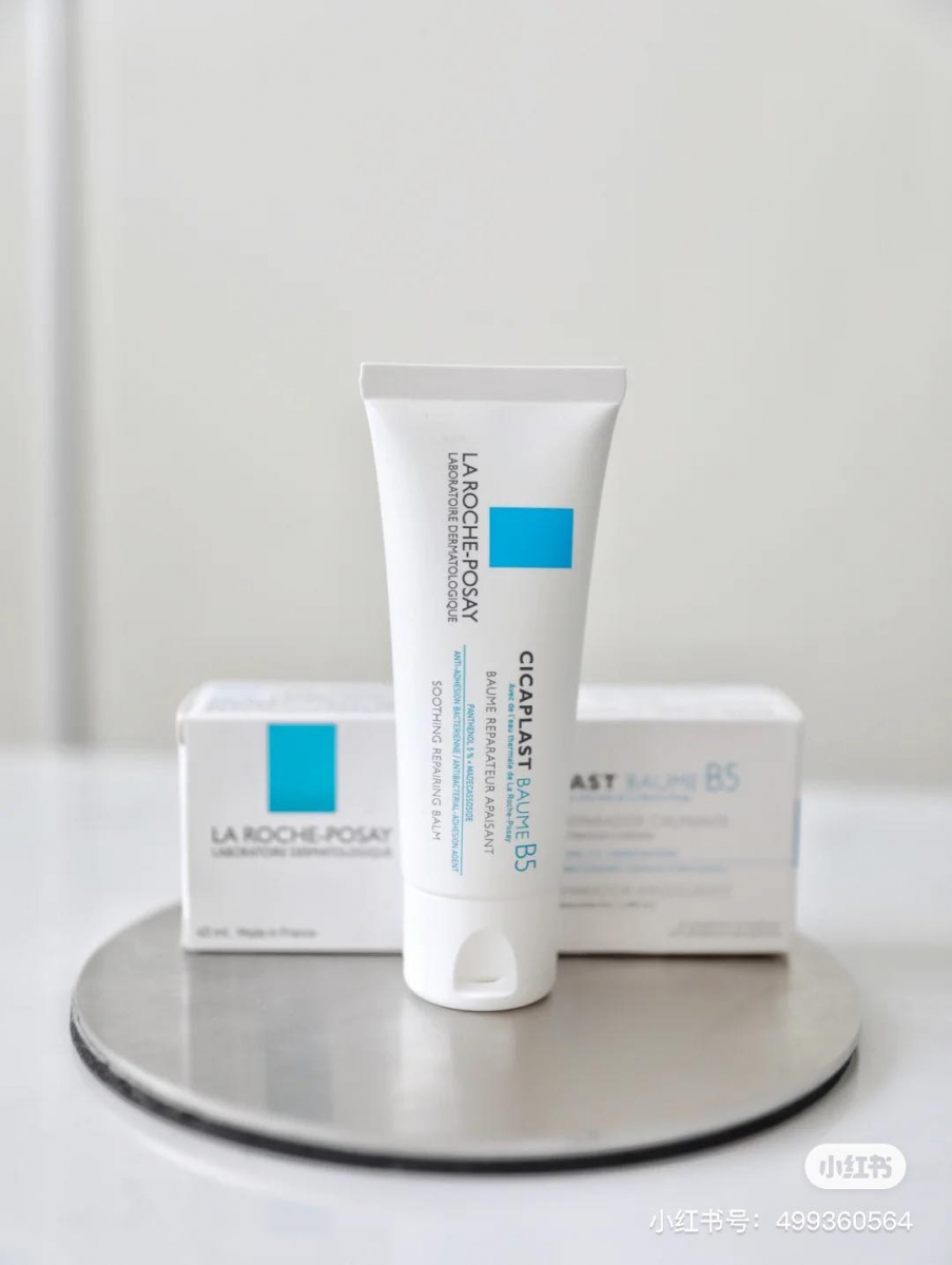 B5霜用途 # 7 :改善手肘关节、指甲边缘干裂 因天气或换季导致手肘、膝盖关节皮肤粗糙,或者指甲边缘经常干裂脱皮,可以用B5霜当Lotion使用进行滋润修复。 B5霜用途 # 8 :改善宝宝或成人湿疹、宝宝红屁屁问题 定居英国的博主小柯指出自己的新生宝宝出生后有红屁屁问题,在咨询家庭医生后对方推荐使用B5霜给宝宝肌肤进行温和修护。出生一星期以上的宝宝如果肌肤有湿疹、屁屁泛红问题,都能用它改善。环境因素也会导致大人长湿疹,B5霜是很好的修复霜选择~