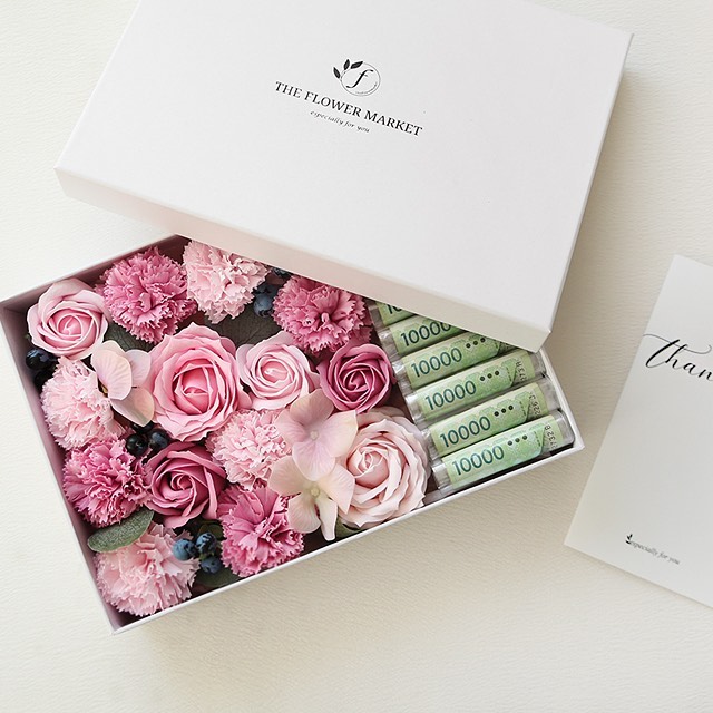 # 现金鲜花盒 即是礼盒、又有浪漫花朵,里面还藏了超实用现金钞票,这款是本篇选礼提案中编儿的私心最爱!❤️