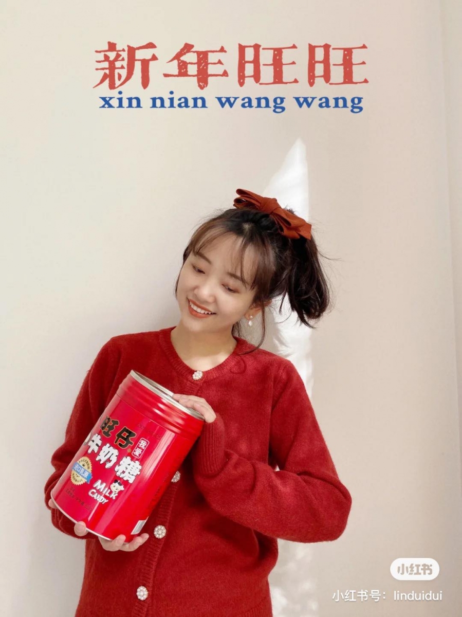 觉得上面的方法还是太复杂?那就在同一面白墙前,手里拿着年味满满的小道具、摆好Pose拍几张写真~上方留白位置可以用黄油相机添加花字即可!