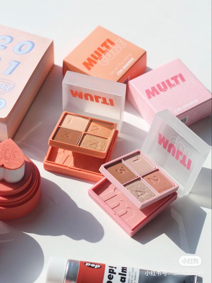 I'm meme Multi Cube 小方块眼影+腮红 i'm meme家去年底推出的Multi Cube系列编已经忍不住All-In了 ♡ 该系列一共推出了4款配色,体积超可爱的一盘里集合上层4色眼影+下层单色腮红色,贴心帮你搭好颜色随便Mix & Match都不NG轻松完妆,新手超友好!(RM52.81)>>> 【点击查看购买链接】