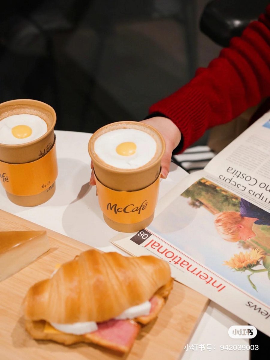 随便怎么拍都超好看的「荷包蛋拿铁咖啡」,根本就是咖啡界最具人气网红般的存在!相信不爱喝咖啡的朋友也会忍不住为其颜值沦陷 ? 敲碗希望马来西亚麦当劳也能推出这款可爱度破表的拿铁咖啡啊~