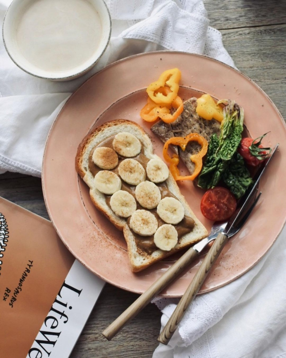 豆浆之所以能作为「瘦身圣品」的原因在于，其中含有的大豆卵磷脂可以有效增添饱足感抑制食欲，同时还能延缓身体对糖粉和脂肪的吸收。此外，豆浆也属低糖高纤维饮食，帮助身体排毒顺畅且维持良好基础代谢，所含大豆肽还能促进脂肪燃烧。 # 无糖豆浆 + 香蕉 用无糖豆浆代替含糖饮料，满足口腹之欲还能大大减低热量摄取～建议早餐可以和小S一样把豆浆+香蕉打成果昔，或是吃香蕉配豆浆，摄取丰富膳食纤维。