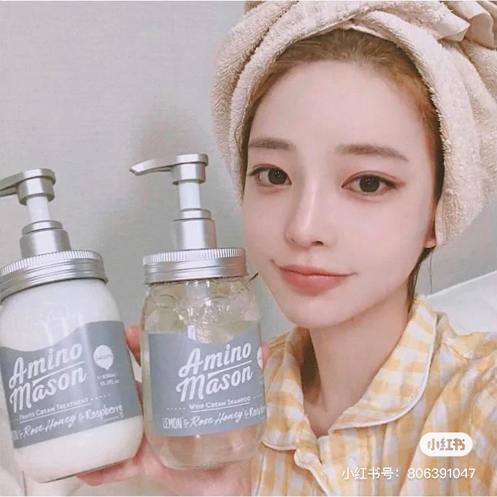 Amino Maison Whip Cream Shampoo 氨基研梅森洗发水 包装简约好看的Amino Mason氨基酸洗发水在小红书上有不少女艺人、美妆博主推荐过;其中的天然植物成分、丰富氨基酸能让发丝更柔顺健康,治愈毛鳞片损伤抚顺秀发~而且易起泡、泡沫丰盈绵密,洗完头发蓬松之余留香也蛮持久的。油头女孩可以选择控油款、干性头皮女孩可以选择牛油果滋润款。(RM54.90 - RM75.90)>>> 【点击查看购买链接】