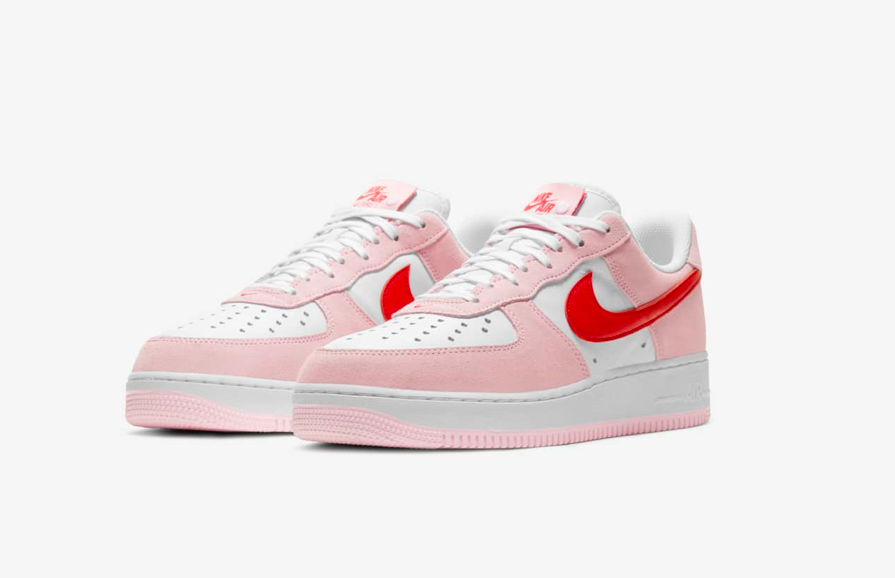 NIKE Air Force 1 ‘07 SE Valentine's Day 情人节限定 大面积的郁金香粉色以及鲜艳红色Swoosh标志,这款本季必收「情人节限定款」Air Force 1 ‘07 在Nike官网一上架没多久就售罄了!相信粉色控们都会为它钟情啊~(RM545)>>> 【点击查看购买链接】