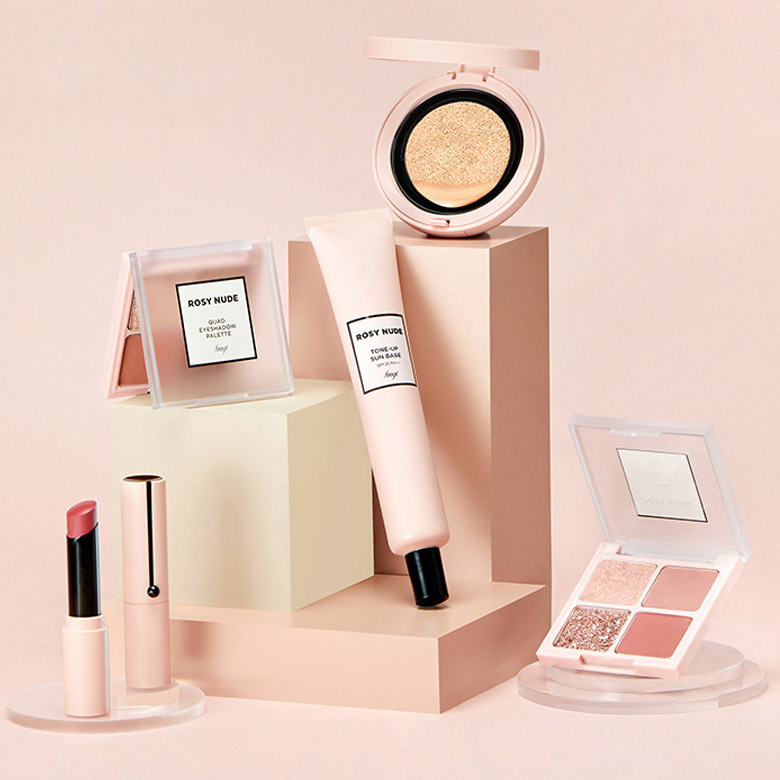 The Face Shop FMGT Rosy Nude系列 The Face Shope 旗下FMGT推出了最新Rosy Nude,柔嫩玫瑰色系的外包装一上新便掀起热议!其中Ink Lasting Cushion主打底妆持久,无惧新常态下戴口罩导致尴尬脱妆,而且里面蕴含了积雪草成分,兼具了持久、保湿和舒缓效果。Tone-Up Base则特别适合上妆不服贴、皮肤干燥脱妆的女生入手~同系列眼影和口红无论色系或包装都同样视觉超治愈!(RM84.90 ~ RM109.90)>>> 【点击查看购买链接】