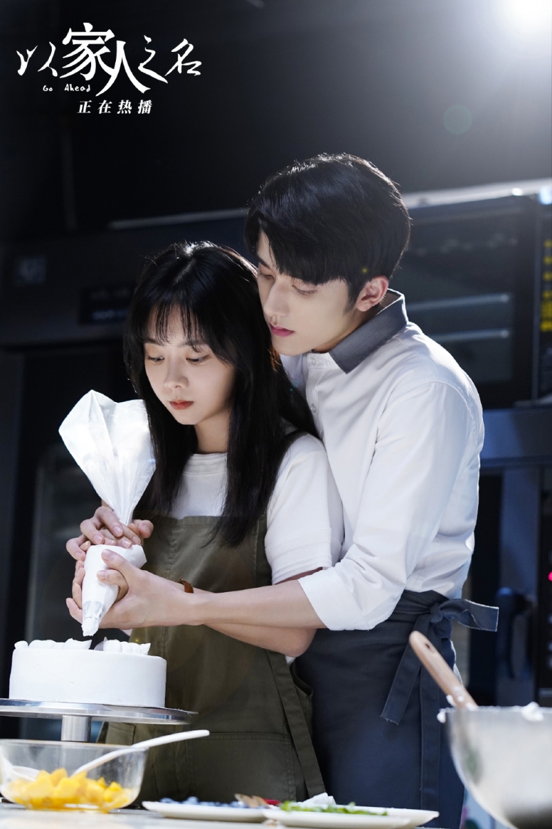 《以家人之名》贺子秋、李尖尖 网上呼声很高敲碗二度合作的，不是《以家人之名》大哥和小妹的霄尖脑袋CP，而是「小哥贺子秋」张新成和「李尖尖」谭松韵！张新成谭松韵除了在《以家》中有默契合作，带娃真人秀节目《奇妙小森林》中也有过很多合体撒糖场面，而且俩人颜值高且同样唱跳俱佳；让不少粉丝敲碗希望能看到俩人能以男女主角方式合作～