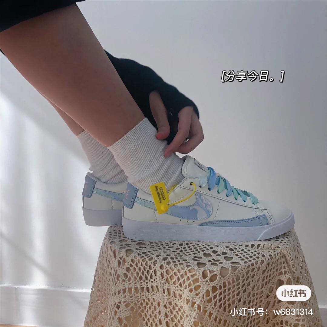 NIKE SB Blazer Low LX White Celestine Blue 蓝白配色 开拓者鞋型配上文艺小清新范儿的蓝白色鞋面,搭配蓝绿渐变系鞋带~日常好搭、可盐可甜!不少网民给这双配色的Blazer取名:碧海蓝天,是诠释夏天的最佳鞋履无误(笑)