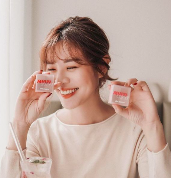 I'm meme Multi Cube 小方块眼影+腮红 i'm meme家去年底推出的Multi Cube系列编已经忍不住All-In了 ♡ 该系列一共推出了4款配色,体积超可爱的一盘里集合上层4色眼影+下层单色腮红色,贴心帮你搭好颜色随便Mix & Match都不NG轻松完妆,新手超友好!(RM52.81)>>> 【点击查看购买链接】