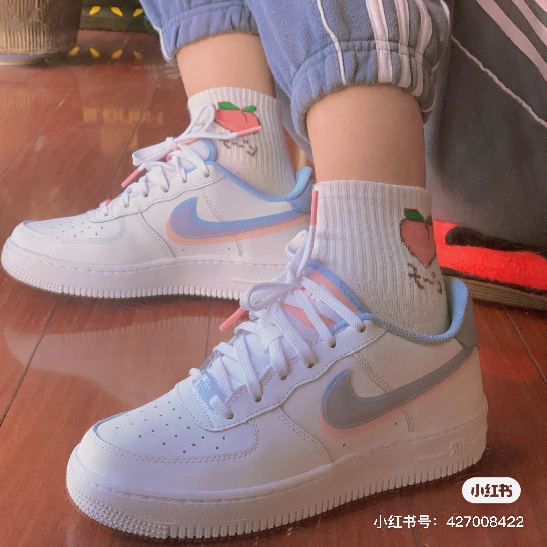 NIKE Air Force 1 粉蓝双勾 狙击少女心的宝宝蓝色、粉色相结合,魅力更加无法挡~小清新配色特别百搭,难怪这双在小红书上那么火啊!目前在大马Nike官网上仅有出售童款粉蓝双勾,脚丫子尺寸比较小的Girls或是想给家里小朋友入手的话不妨参考看看~ (RM255) >>> 【点击查看购买链接】