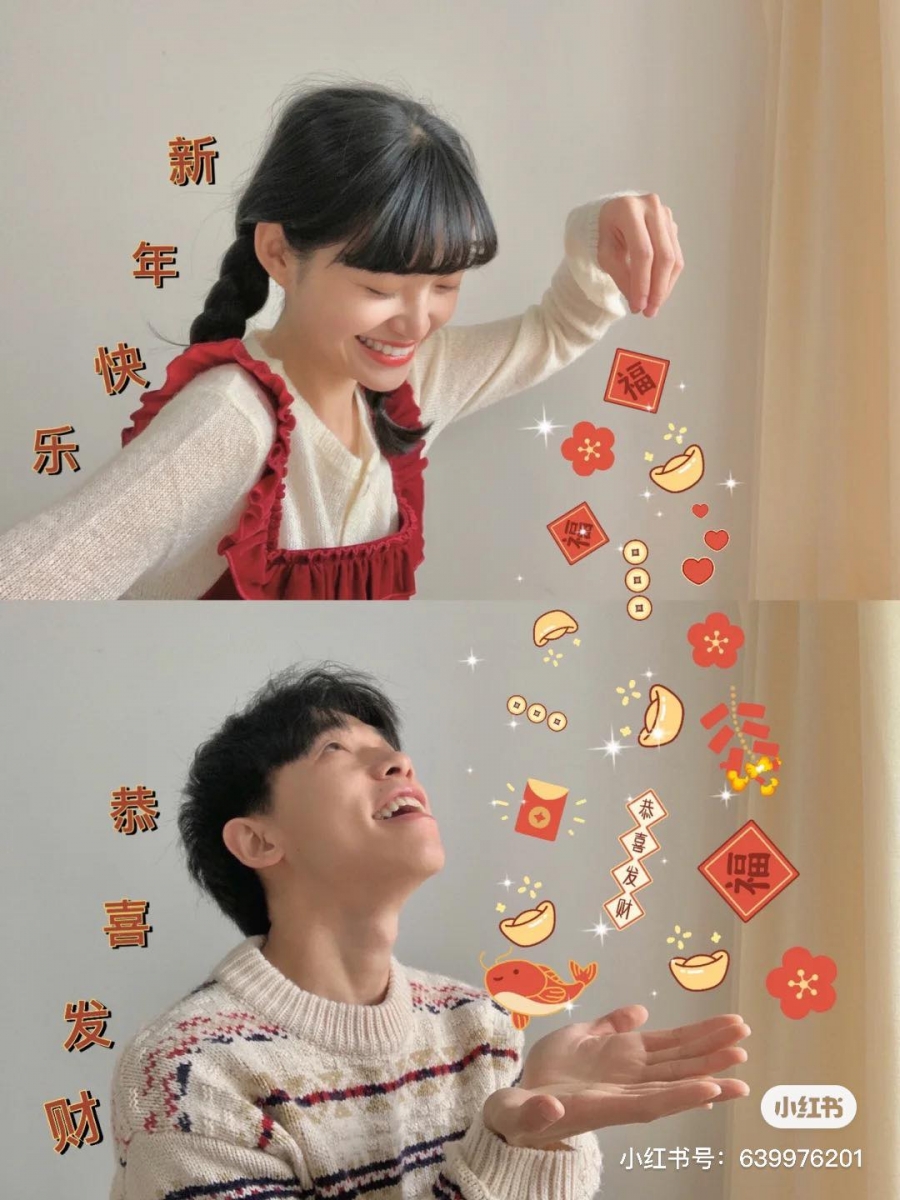 情侣照也能发挥满满创意~提前想好构图和默契互动动作,个别分开拍摄好后上下/左右拼接起来,加入适合的可爱贴纸元素;远距离恋爱的情侣也能拍出伪同框美照撒糖!