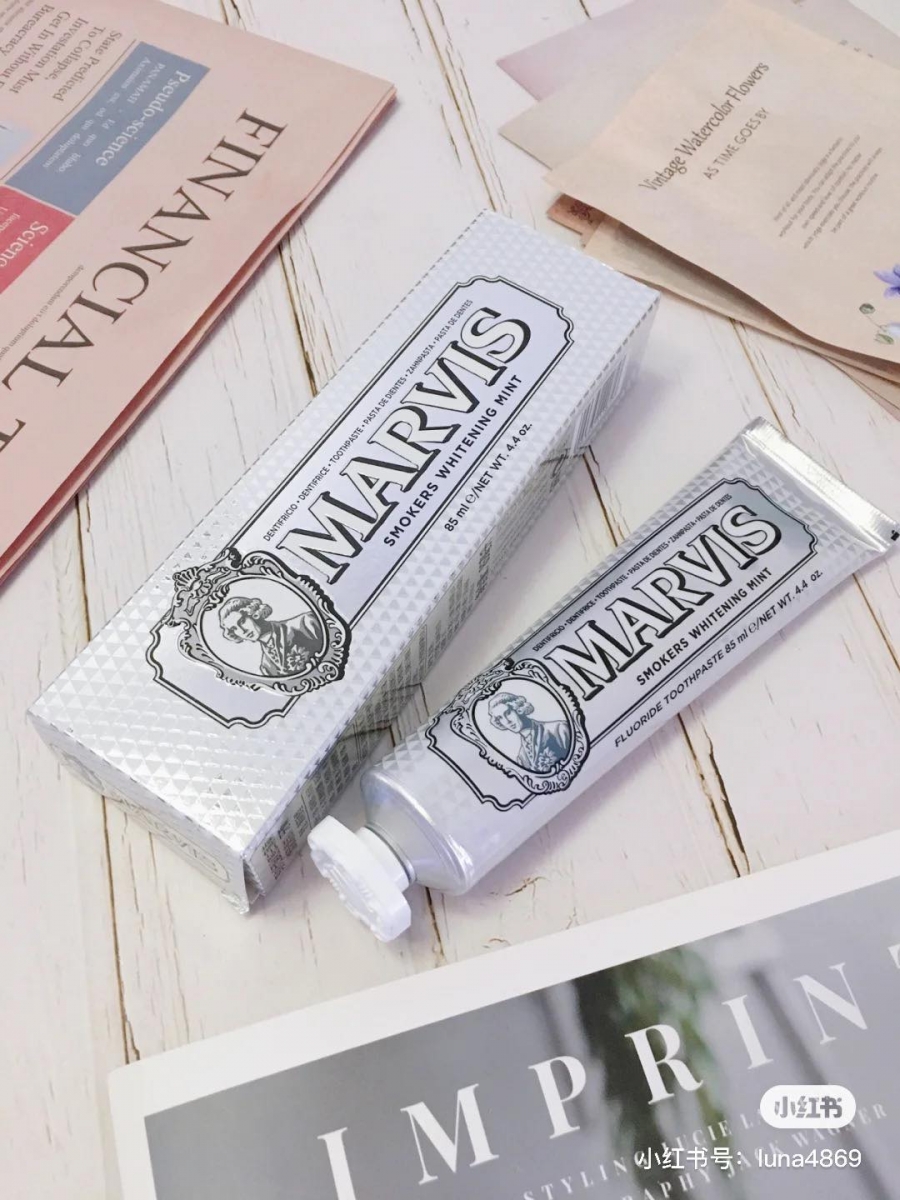 MARVIS 美白牙膏 MARVIS旗下牙膏有分很多种类,想要用美白款的女生记得选择「银色管身」这款;含氟量低、低泡型的银管牙膏使用感细腻起泡不多,薄荷感颇强在口腔留香力很持久。