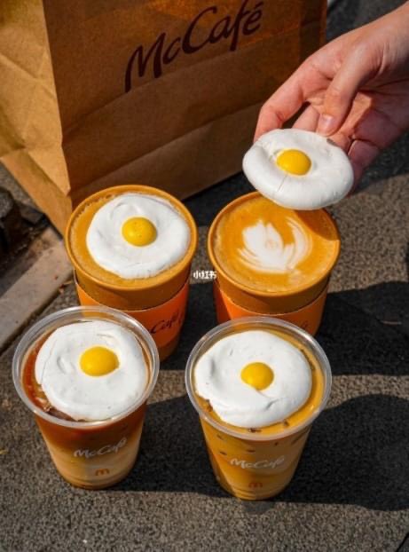 冰拿铁或热拿铁上仿真度超高的「荷包蛋」,实则是由蛋白霜制成的饼干;