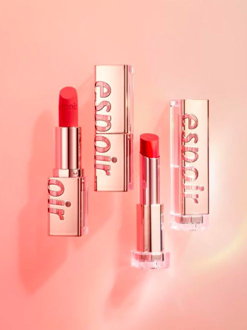 Espoir 2021 S/S LOOKBOOK小香风眼影书、Lipstick Nowear 有在关注韩妆的女生应该都对Espoir家的「眼影书」不陌生;本季眼影书系列新成员ROCO highteen颜值超级高,特别像一本小香风设计的笔记本!眼影书里一共有6格眼影色和一格腮红,是呼应春夏季节的粉嫩嫩色系~日前正式推出的Lipstick Nowear系列口红亮面外包装非常有质感堪比专柜大牌!质地有Shine亮泽型一集Velvet丝绒款可选~(RM89.90 ~ RM135.90)>>> 【点击查看口红购买链接】/ 【点击查看眼影盘购买链接】