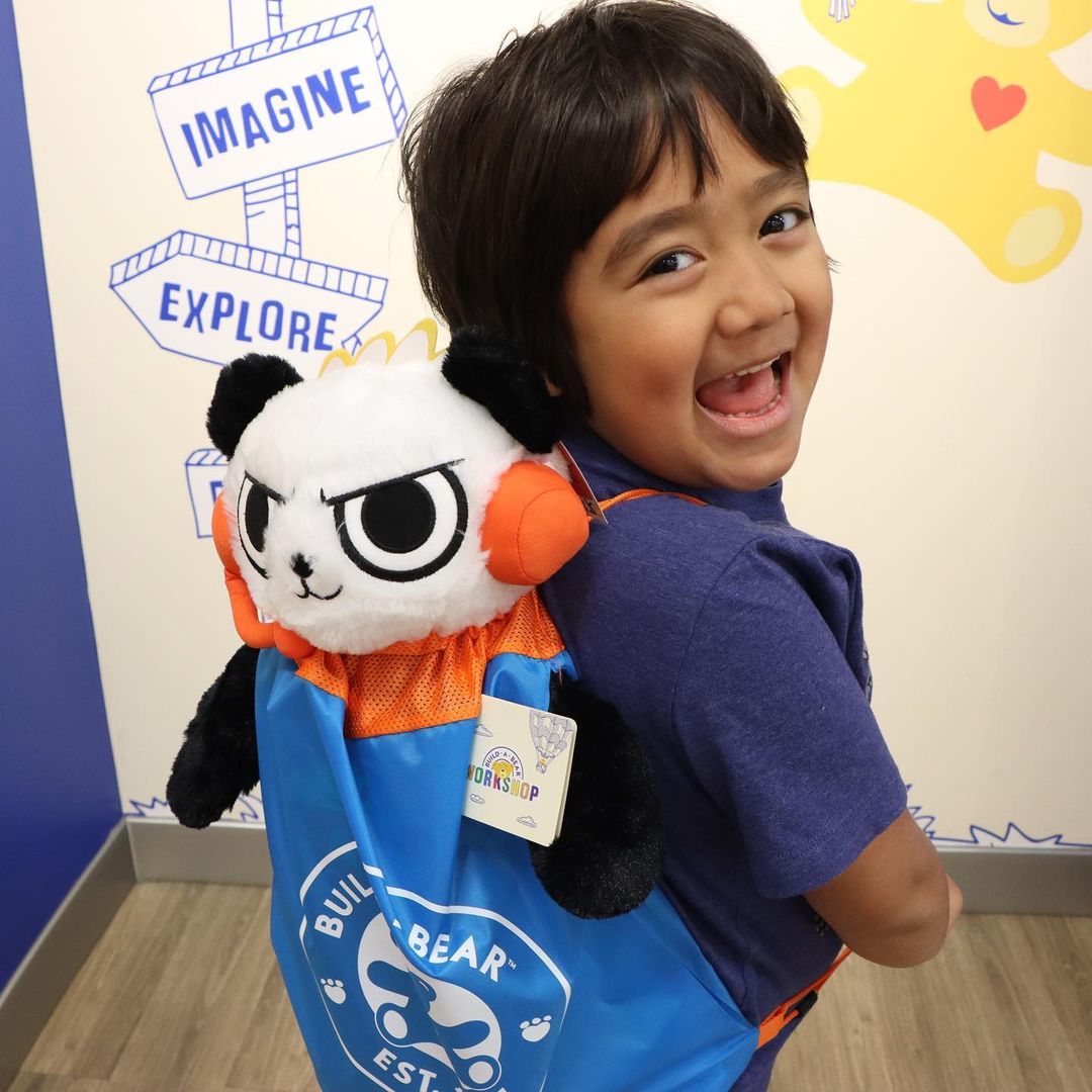 月前FORBES福布斯正式公布了2020年全球最赚钱YouTuber排行榜,蝉联第三年登榜首的TOP 1…竟然凭玩具游戏开箱评论一年吸金将近3千万美金(约RM1.2亿)、而且年仅9岁! 冠军得主是来自美国德州的Ryan Kaji,2015年开始和妈妈一起经营「Ryan’s World」频道,主要影片内容以各类玩具和游戏开箱为主;目前已吸引破4千万追踪数。