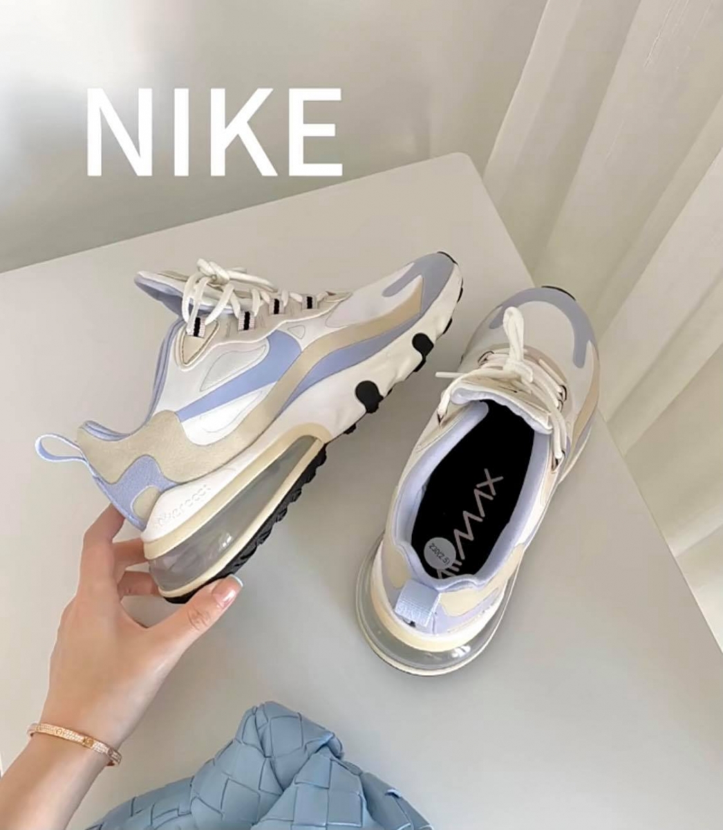 NIKE Air Max 270 React 蓝莓奶油色 蓝莓奶油色的这款Air Max 270 React绝对是「宝藏颜值」,鞋型特别能够拉长腿型比例 + 悄悄增高,小只女孩必PICK!目前在JD Sports官网还有新年优惠哦~(原价RM609、现售RM430 * 输入新年折扣码【JDCNY25】再扣25% = RM322.50 )>>> 【点击查看购买链接】