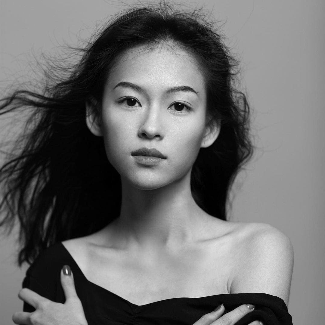 Minh Ha的清冷气质加上亮眼外型清秀脱俗,是让人一眼惊艳的氛围感美人呢!微博网民大赞:「清冷高级的气质、美人在骨,长得美的人都有很多相似之处~」