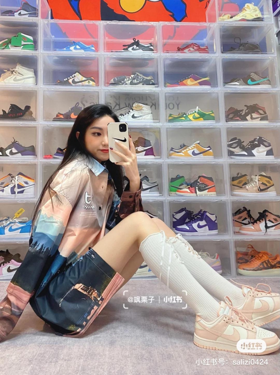 NIKE Dunk Low Orange Pearl 珊瑚粉白色 继去年大热的脏粉色「粉鸽子」后,今年初春Nike为Dunk系列推出了少女心破表的「珊瑚粉白」配色,搭小裙子造型也很出圈~目前Nike官网显示已售罄,大家不妨再蹲守或咨询看看有没有机会再抢购!