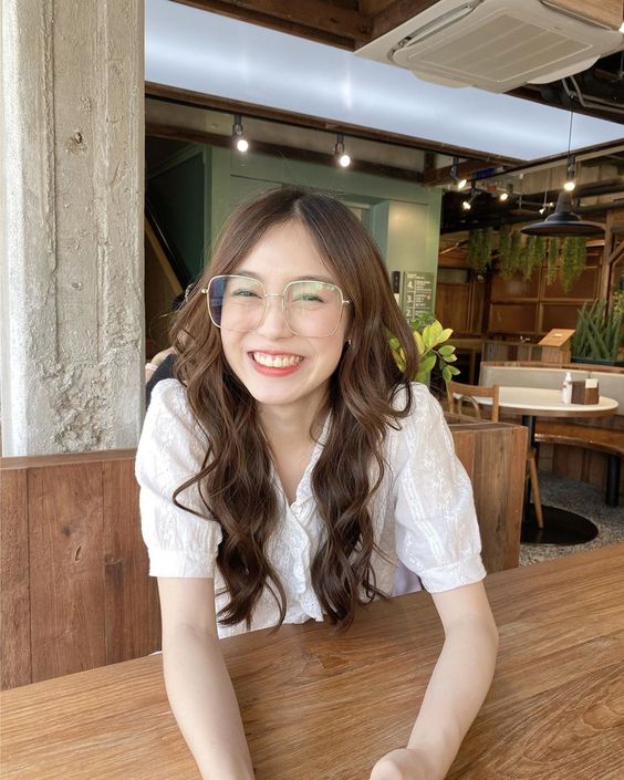 # 美白牙贴营造洁白牙齿原理 美白牙贴的美白牙齿原理在于,利用「过氧化物释放活性」漂白牙齿,达到肉眼可见的瞬效美白效果,起效时间大约30分钟。一般美白牙贴一盒约等于一个疗程,建议可以隔一天贴一次、大概贴到第三、第四片时就会感觉牙齿明显变白。