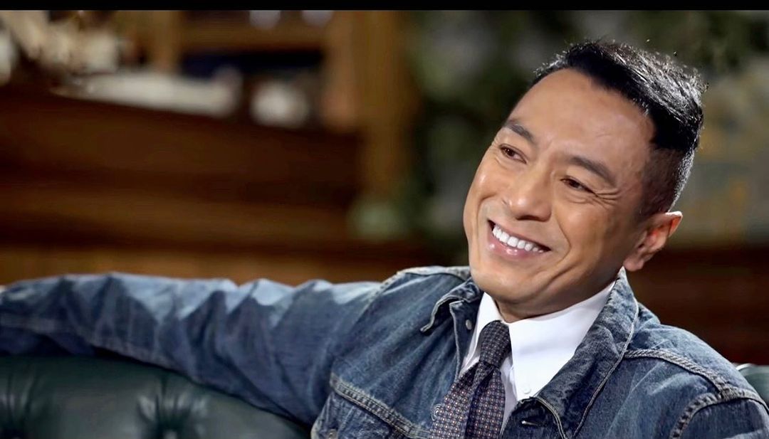 3、姜皓文 饰演《铁探》卧底警员Bingo游秉高深入民心的香港资深男演员姜皓文,在亚视曾演过不少剧集、进军电影界后亦交出非常多好作品,收获多次入围大奖肯定!年前他更凭借《拆弹专家》收获了包括金像奖最佳男配角在内的多项大奖殊荣。早前姜皓文曾在《兄弟帮》节目中透露自己是隔代混血儿,外公外婆有马来西亚血统;与马来西亚有很深渊源的他已经在槟城置业买下豪宅,还有「半个Penang人」的外号呢~本月初还获槟城旅游局邀请开直播分享槟城在地美食与好去处。