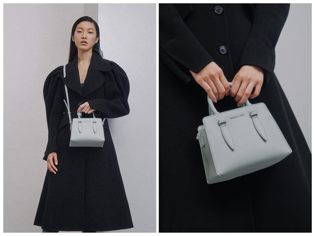 小CK在小红书上掀起热议的小包包还有它 ：Double Top Handle Structured Bag ；上班通勤实用美观、约会逛街时髦好搭，最适合小资女们入手来「一包行天下」～ 可惜的是目前官网仅上架蓝色和黑色2款，而且统统缺货中！敲碗希望棉花糖粉色也能上架啊 ❤️