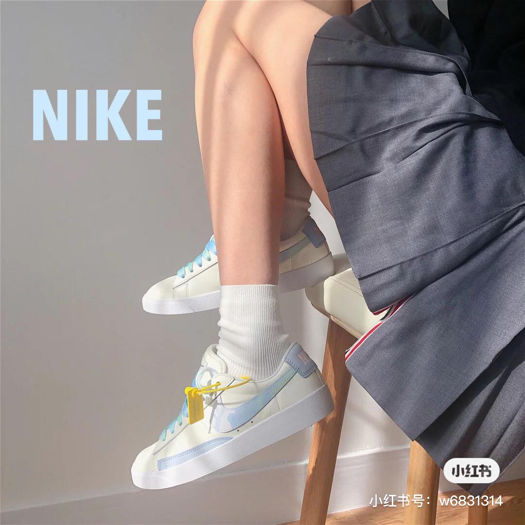 NIKE SB Blazer Low LX White Celestine Blue 蓝白配色 开拓者鞋型配上文艺小清新范儿的蓝白色鞋面,搭配蓝绿渐变系鞋带~日常好搭、可盐可甜!不少网民给这双配色的Blazer取名:碧海蓝天,是诠释夏天的最佳鞋履无误(笑)
