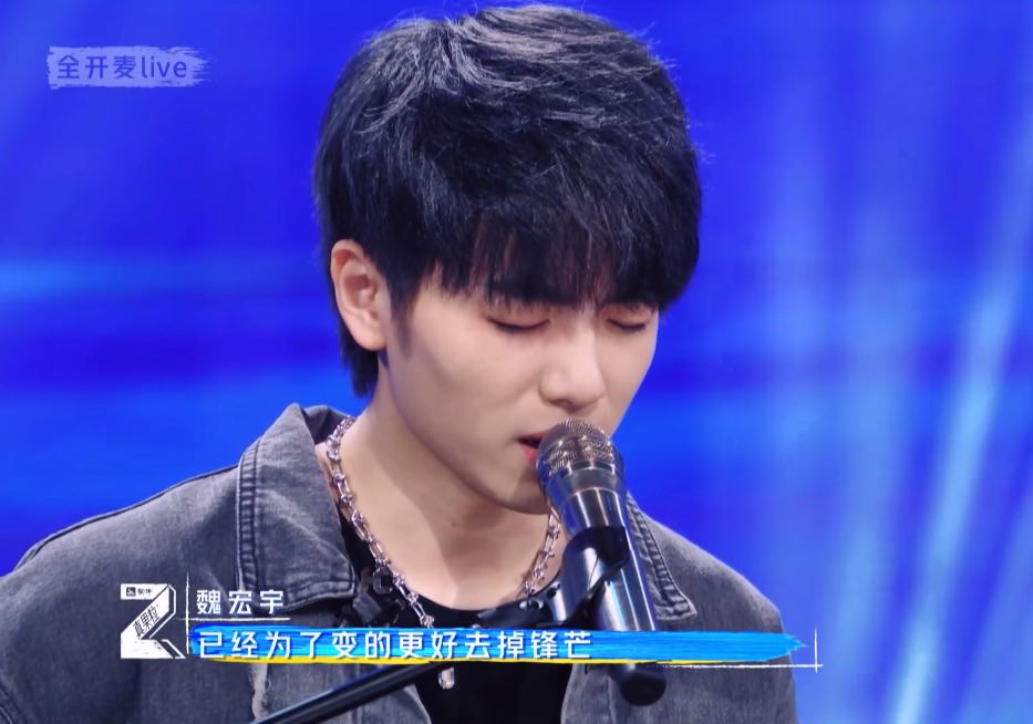 上台一首《Tom & Jerry》低音炮和稳健唱功堪称「开口跪」,现场加唱《戒烟》嗓音高度相似原唱兼导师李荣浩,台上台下反差萌表现真的太可啦!