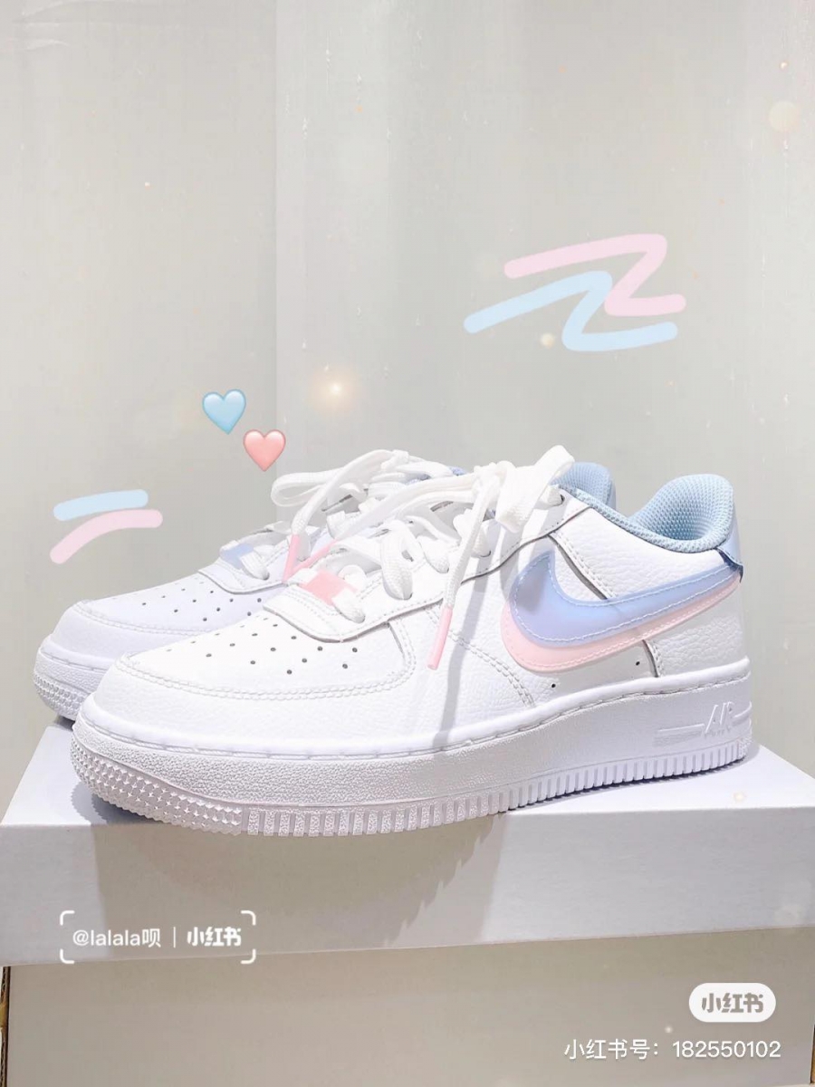 NIKE Air Force 1 粉蓝双勾 狙击少女心的宝宝蓝色、粉色相结合,魅力更加无法挡~小清新配色特别百搭,难怪这双在小红书上那么火啊!目前在大马Nike官网上仅有出售童款粉蓝双勾,脚丫子尺寸比较小的Girls或是想给家里小朋友入手的话不妨参考看看~ (RM255) >>> 【点击查看购买链接】
