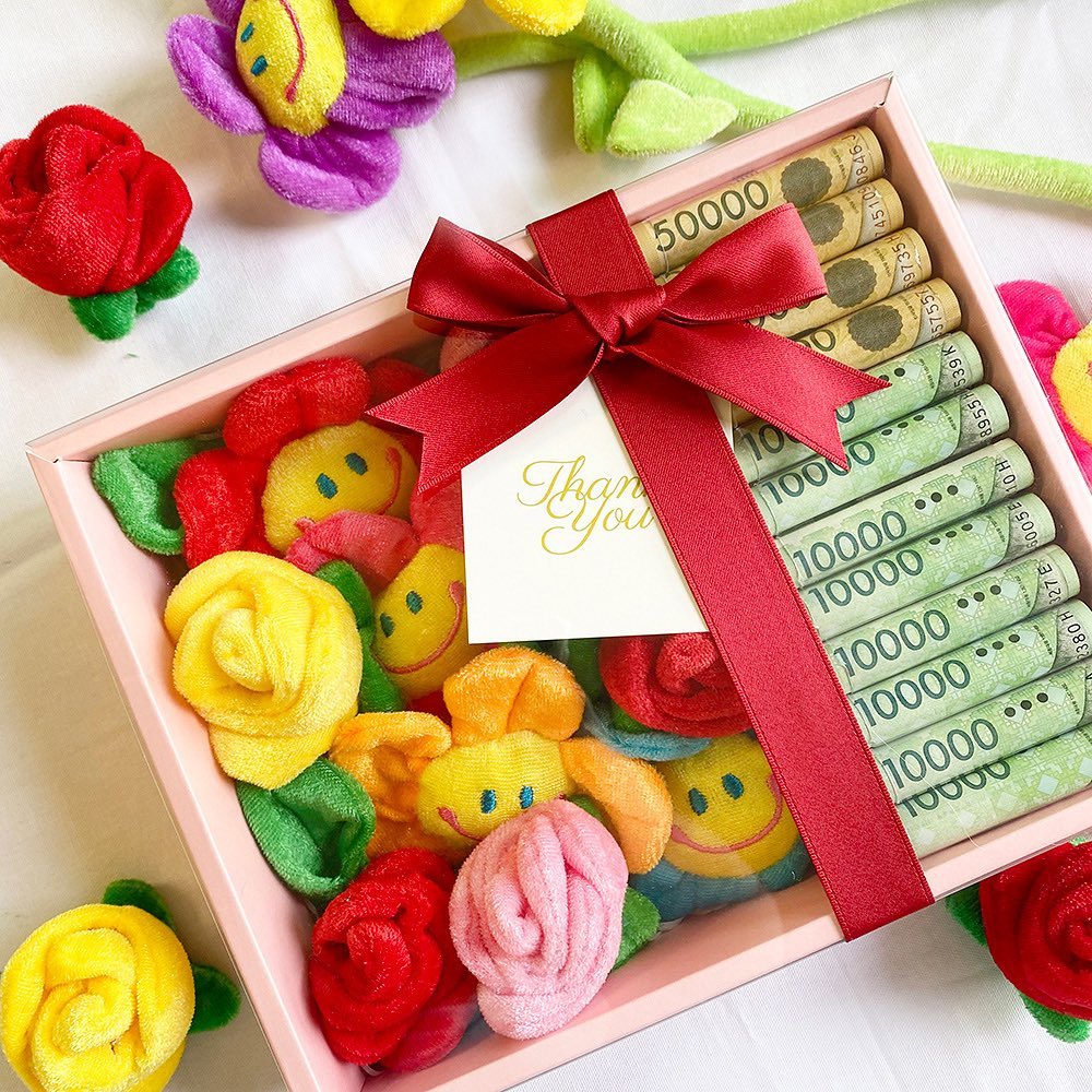 # 现金鲜花盒 即是礼盒、又有浪漫花朵,里面还藏了超实用现金钞票,这款是本篇选礼提案中编儿的私心最爱!❤️ 之后还可以封存起来当干燥花盒收藏呢~