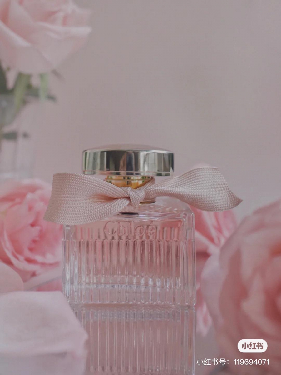 ✨ Chloé 粉丝带女香 L'Eau Eau De Toilette 前调是清甜而不腻的荔枝和葡萄柚柑香气,中调和后调分别则有木兰花、大马士革玫瑰精油,以及暖入心扉的白麝香和琥珀香;无论是男生女生都会沉醉在温柔的玫瑰香气里难以自拔 ? (RM335 / 50ml)>>> 【点击查看购买详情】