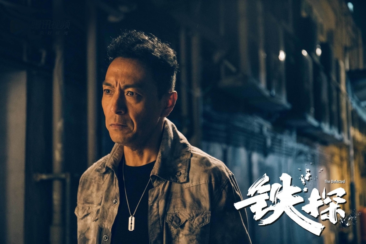 3、姜皓文 饰演《铁探》卧底警员Bingo游秉高深入民心的香港资深男演员姜皓文,在亚视曾演过不少剧集、进军电影界后亦交出非常多好作品,收获多次入围大奖肯定!年前他更凭借《拆弹专家》收获了包括金像奖最佳男配角在内的多项大奖殊荣。早前姜皓文曾在《兄弟帮》节目中透露自己是隔代混血儿,外公外婆有马来西亚血统;与马来西亚有很深渊源的他已经在槟城置业买下豪宅,还有「半个Penang人」的外号呢~本月初还获槟城旅游局邀请开直播分享槟城在地美食与好去处。