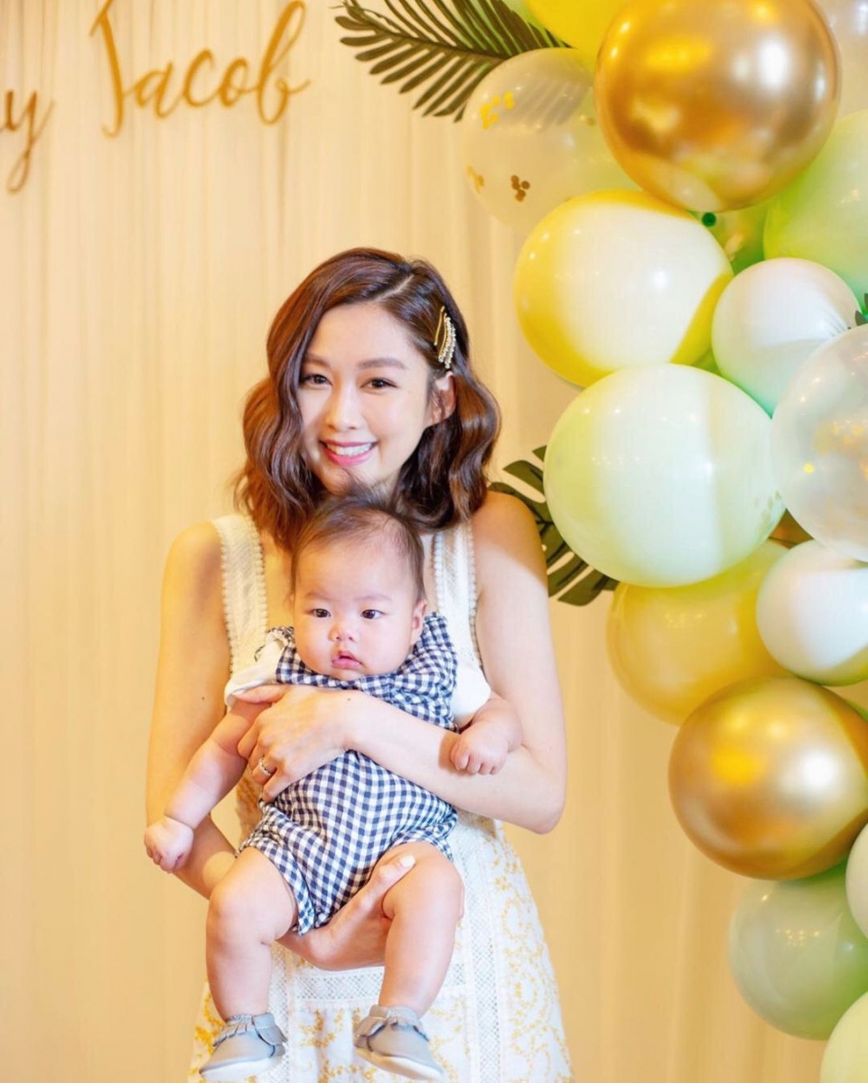 今年36岁的岑丽香2016年与圈外丈夫在温哥华结婚;2019年诞下大儿子Baby Jacob,产后很快便恢复好身材复出,状态依然冻龄如少女!