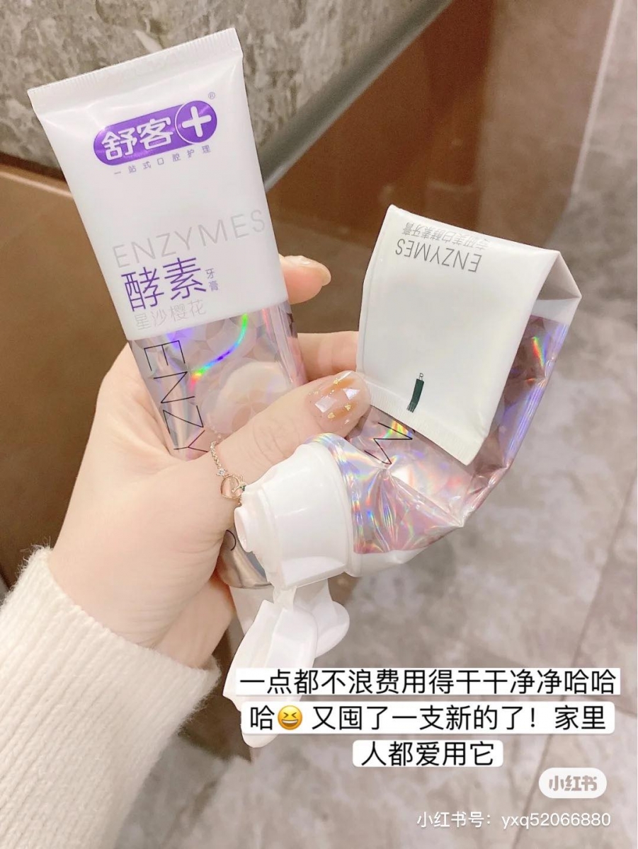 舒克酵素美白牙膏 其中含有法国天然酵素、谷物提亮精华,温和去除牙渍、分解牙菌斑的同时,持韩高清洁性软性洁白粒子也能帮助达到焕白牙齿效果。除了经典专研美白款,李佳琦直播间、小红书上热销的「星沙樱花」口味也非常受欢迎,日本樱花精萃配方润泽留香~