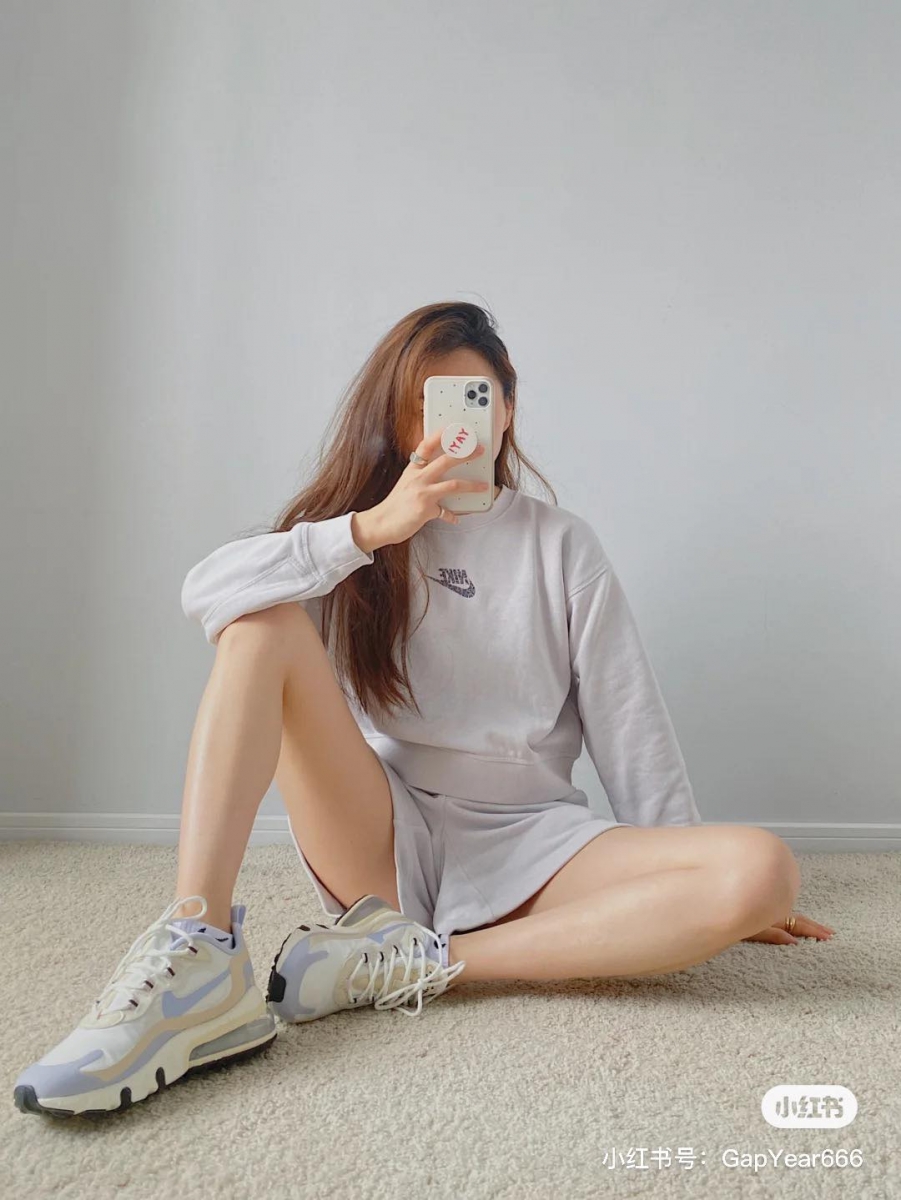 NIKE Air Max 270 React 蓝莓奶油色 蓝莓奶油色的这款Air Max 270 React绝对是「宝藏颜值」,鞋型特别能够拉长腿型比例 + 悄悄增高,小只女孩必PICK!目前在JD Sports官网还有新年优惠哦~(原价RM609、现售RM430 * 输入新年折扣码【JDCNY25】再扣25% = RM322.50 )>>> 【点击查看购买链接】