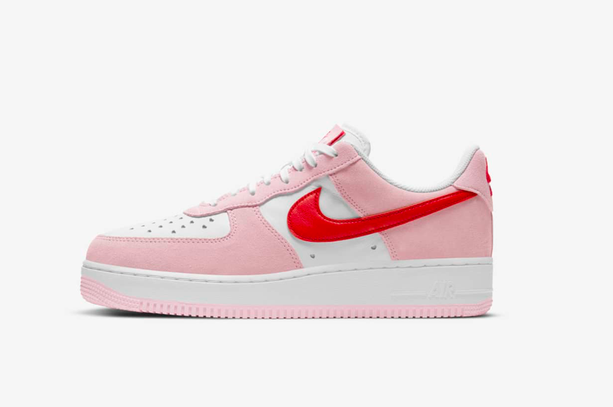 NIKE Air Force 1 ‘07 SE Valentine's Day 情人节限定 大面积的郁金香粉色以及鲜艳红色Swoosh标志,这款本季必收「情人节限定款」Air Force 1 ‘07 在Nike官网一上架没多久就售罄了!相信粉色控们都会为它钟情啊~(RM545)>>> 【点击查看购买链接】