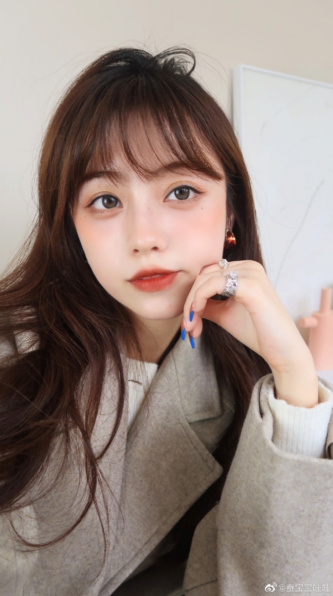 Tips 9 :维持身型体重  成功瘦下来后也要长时间维持才行,否则瘦下来不久又胖回去、不断重复又重复整个减肥过程,其实对身体健康或心态都会有影响。比如和蚕蚕一样透过后天努力慢慢变瘦的女生,在体重/身型达成目标后可以继续坚持日常健康饮食习惯,如多喝水增添饱腹感还能让皮肤水嫩嫩、每餐饭量维持1/2或2/3支持7分饱。    蚕蚕最后强调,「减肥其实都逃不过少吃、多动」~比如和她一样不爱运动的话,可以相对吃得更健康一些;爱运动的女生则可以再饮食控制上放宽一些。总的来说就是,必须在这两者之间择其一多付出努力,不要只有颗想减肥的心、每天喊着「想减肥、想变瘦」,但一直躺着滑手机追剧吃零食哦 ? 看完这篇后赶紧把瘦身逆袭FLAG立起来,努力去实现吧!