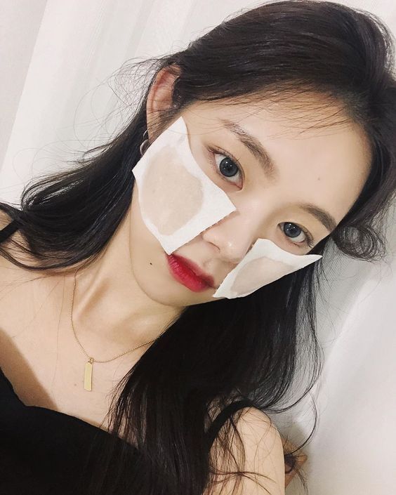 ✨ 韩妞推荐素颜霜用法:轻松GET无瑕亮白伪素颜美肌 素颜霜能不能替代校色妆前乳?答案是可以的~含美化修饰肌肤、提亮肤色的素颜霜确实可以用以替代校色效用的妆前乳。韩妞私心推荐的「无瑕亮白伪素颜」打造方法如下: 1、洗完脸后依序涂抹化妆水、精华、乳液、防晒,做好妆前保养。当天肌肤状态不是很好的话,可以先用镇静/保湿型化妆水进行几分钟的湿敷。