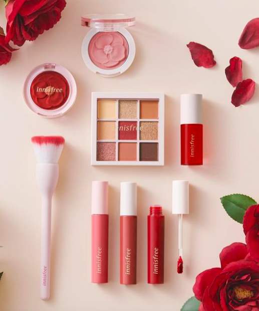 Innisfree 2021 Jeju Color Picker Camellia Edition 山茶花系列 全网爆火的山茶花系列终于登陆马来西亚!目前正在Innisfree官网Pre Launch热销中,山茶花立体腮红仿真度超高编超想All-In ♡ 唇釉是丝绒慕斯质地;山茶花精油唇釉上唇是嫩嫩母胎美唇般的蜜桃色,成膜后颜色会变深一点但依然好看!(RM52 ~ RM112)>>> 【点击查看购买链接】 / 【点击查看购买链接】