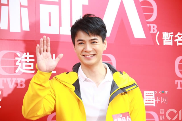罗子溢 罗子溢(原名罗仲谦)在高中毕业后包度拯溺铜章课程,之后担任过会所有泳池救生员,2004年正式考取救生章。据知他当年任职救生员一段时间觉得并非长久之计,考虑过转行报考消防员,但偶然有机会被电影公司发掘,正式投身演艺圈。