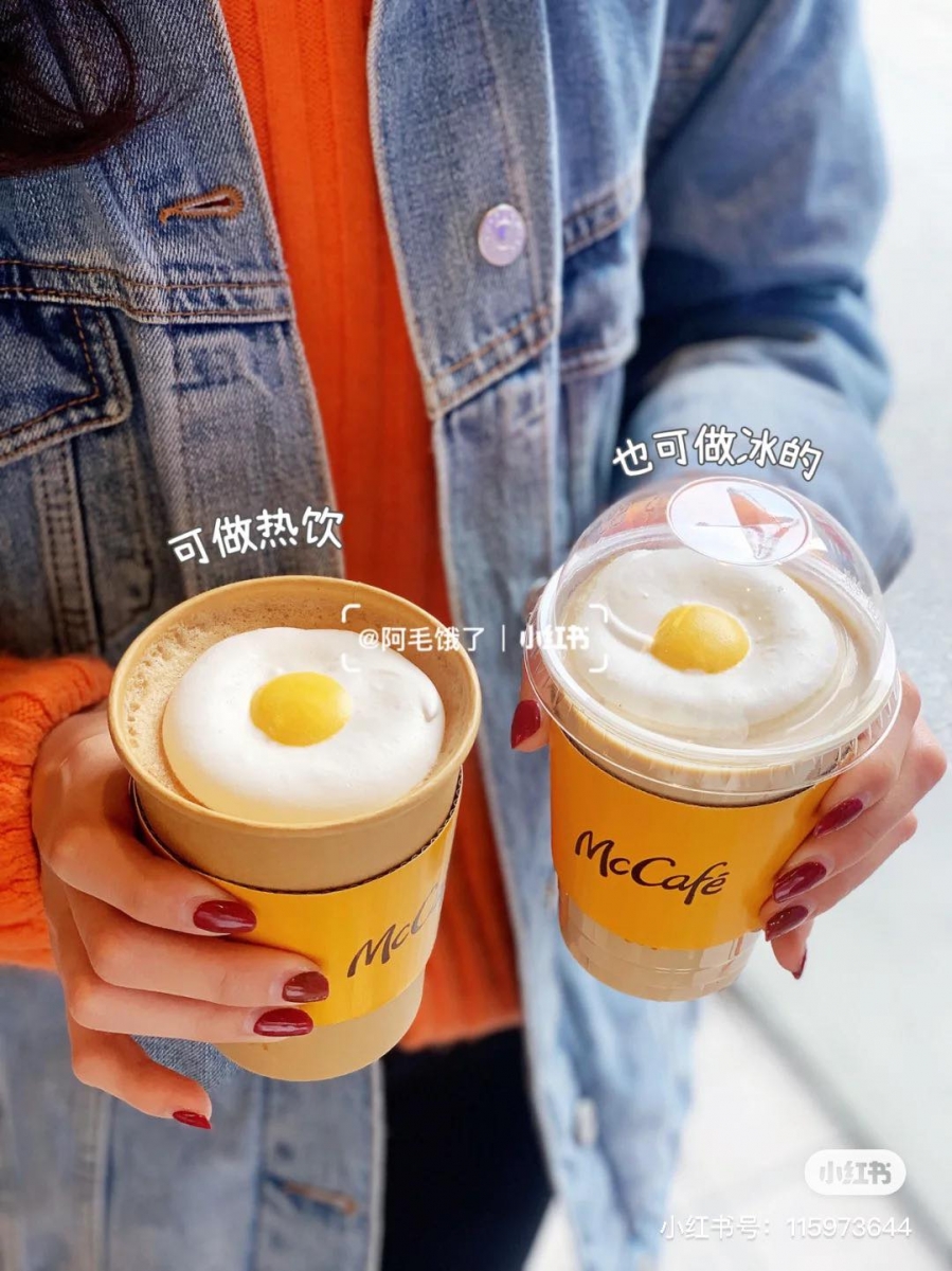 冰拿铁或热拿铁上仿真度超高的「荷包蛋」,实则是由蛋白霜制成的饼干;