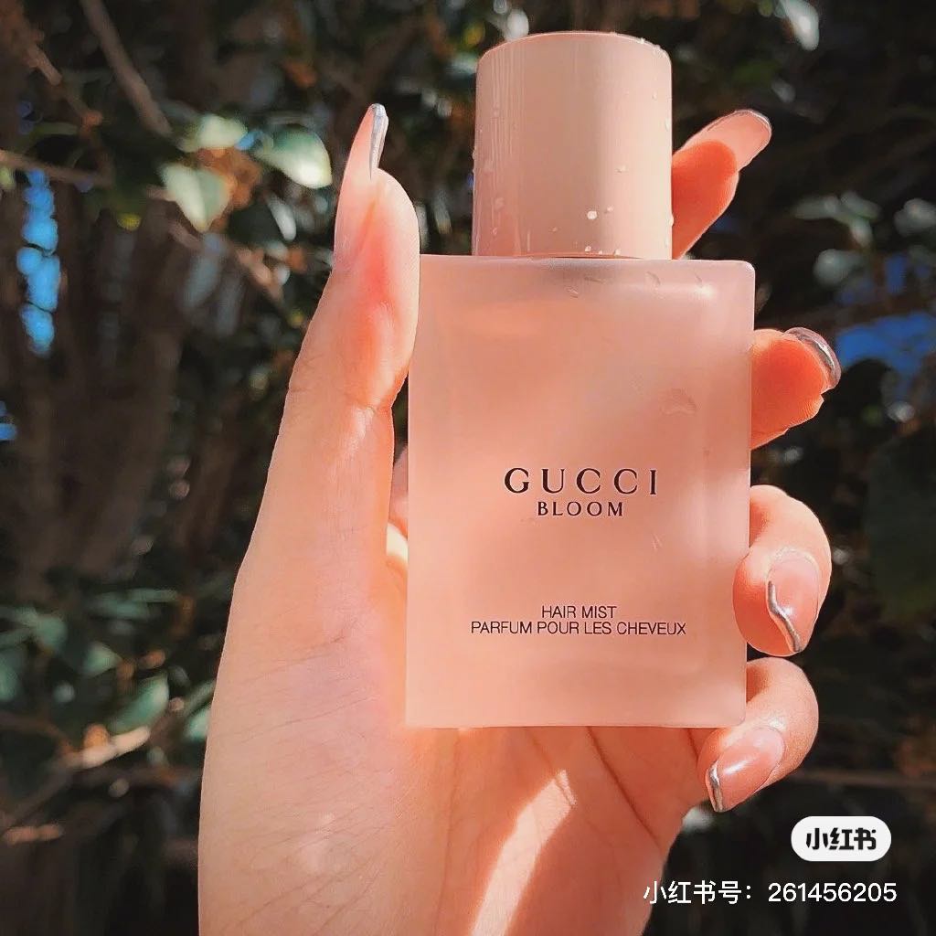 ✨ Gucci花悦发香喷雾 Hair Mist Parfum Pour Les Cheveux 在小红书上讨论度超级高的Gucci悦发香喷雾,出门前喷一喷随意拨动秀发就能散发小仙女香气~白花香调柔和细致,据说留香效果也很不错呢!