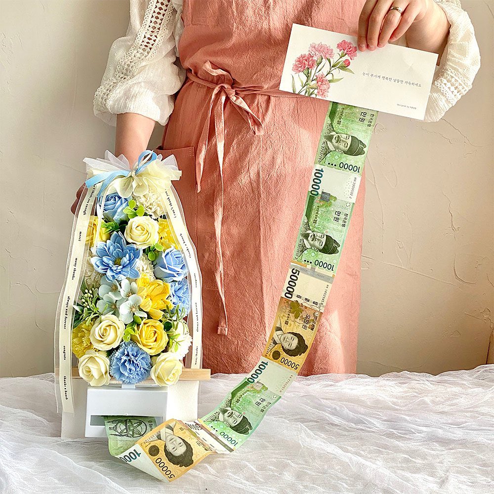 # 现金花束塔 想要花束看起来“澎湃“一些,也可以考虑送精美的花束塔~底座的托儿换成有小抽屉、可抽拉出钞票的设计,即梦幻又实在 ?