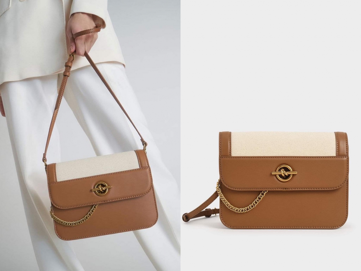 # 2 Metallic Accent Chain Handle Bag 相比起刚刚Canvas Turn-Lock Chain Handle Bag的设计,这款小方包的拼接部分棕褐色皮革占比更多~特殊金属扣细节画龙点睛,是本季很值得入手的一款百搭时髦新品。(参考价格 RM279.90)>>> 【点击前往官网查看能多详情】