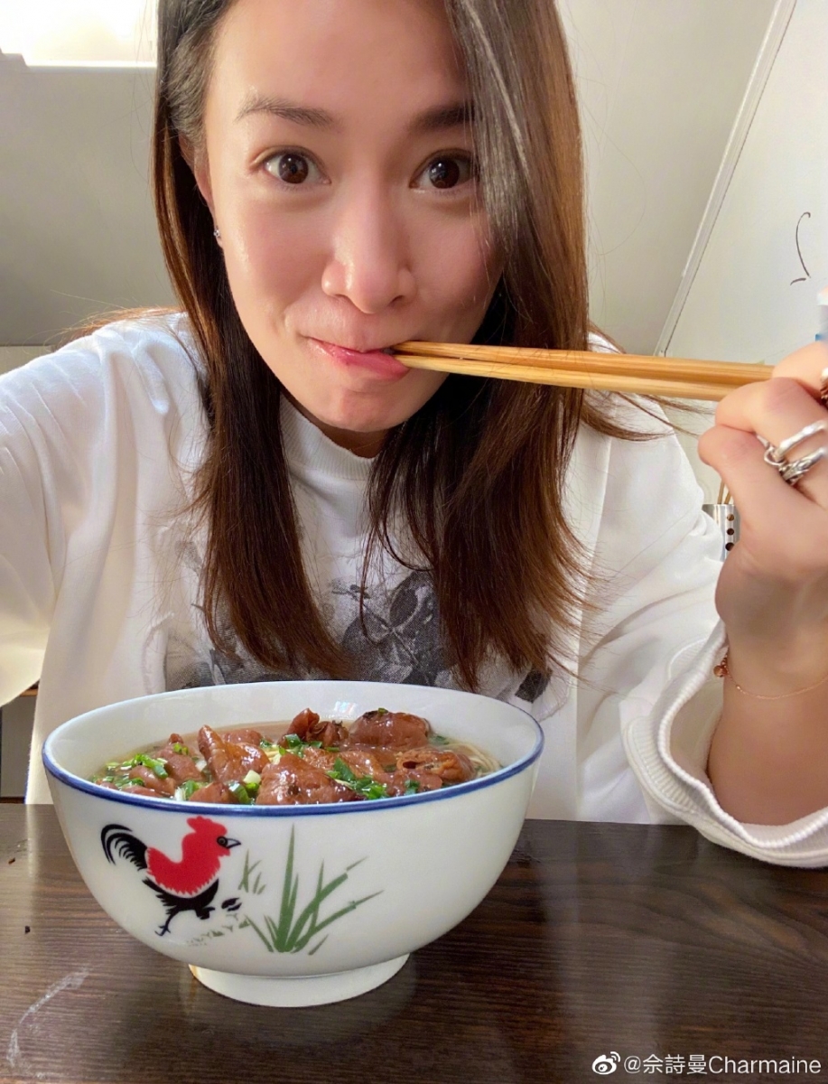 饮食方面阿佘的保养秘诀也很简单~饮食时间和份量固定,即可有效避免暴饮暴食摄入过多热量;挑选食物上也无需太忌口,只要确保摄取均衡,尽量少吃加工食品、油炸和调味重的食物,多吃丰富维生素的蔬果即可!比如蕴含维生素C的柑橘类、可以抗氧排毒的火龙果,都是吃出美美肌肤的健康水果,阿佘女神私心大推~