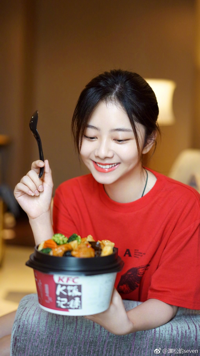 谭松韵瘦身秘诀 2 : 8小时饮食法 包括谭松韵在内的不少女明星们,都非常推荐利用「间歇性断食法」减重。比如松松本身会尽量确保自己一天8小时内吃完三餐,剩下的16小时只喝水、几乎不会吃东西,以便让身体有足够时间消化代谢,避免脂肪囤积。