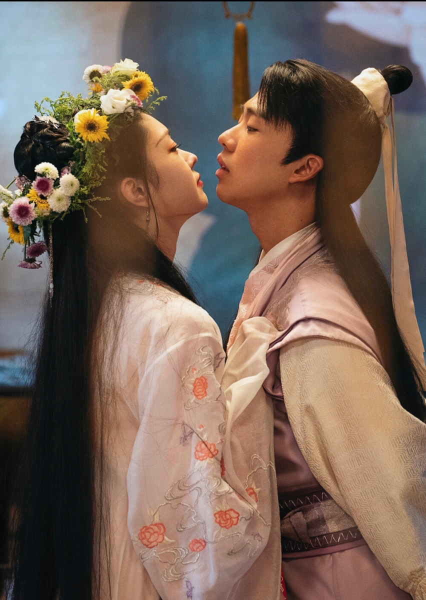 TOP 8 :赘婿 | 全网热度指数 63.8 《庆余年》主创团队打造的《赘婿》剧情节奏、演员对角色的塑造都很不错,是开年播出后掀起颇高热度的一部必追好剧! 剧中郭麒麟饰演的「赘婿」宁毅从现代商业奇才穿越回到古代武朝入赘苏府,和长房苏伯庸独生女苏檀儿成婚。夫妇二人「先婚后爱」,一起玩转商界称为江宁首富,宁毅也从一名小小赘婿成长为真正为天下立心、为生民立命,改变时代的大人物。