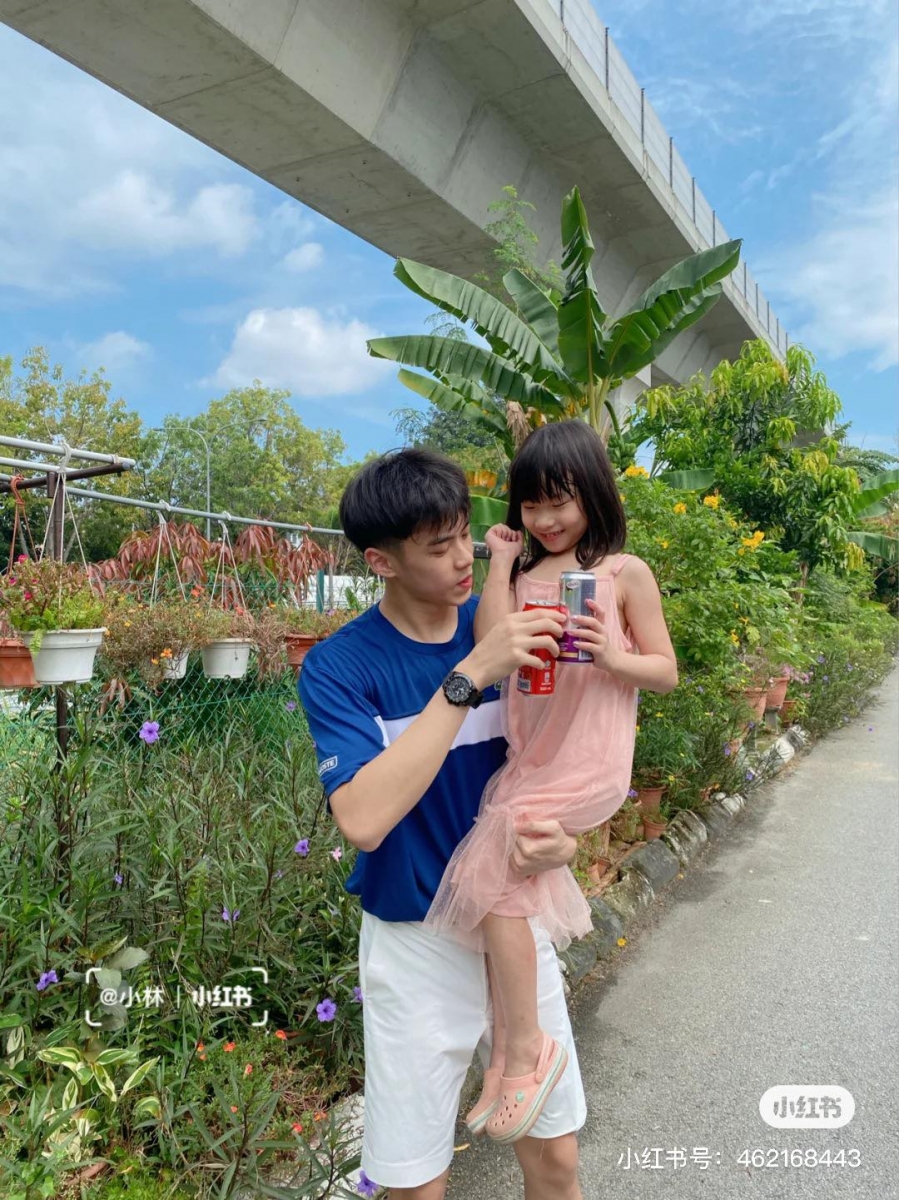 马来西亚 | Amos Ling 2003年出生的兵乓国家队帅气小哥哥Amos Ling @ 小林身高183cm,此前因亮眼外型爆火掀起本地网民热议;在Instagram和小红书上他不时会分享和妹妹的合照,看来是个宠妹狂魔来着(笑)目前作为SPM应考生兼顾学业与体育,祝福未来可期的小哥哥继续在自己喜欢的道路上发光发热~