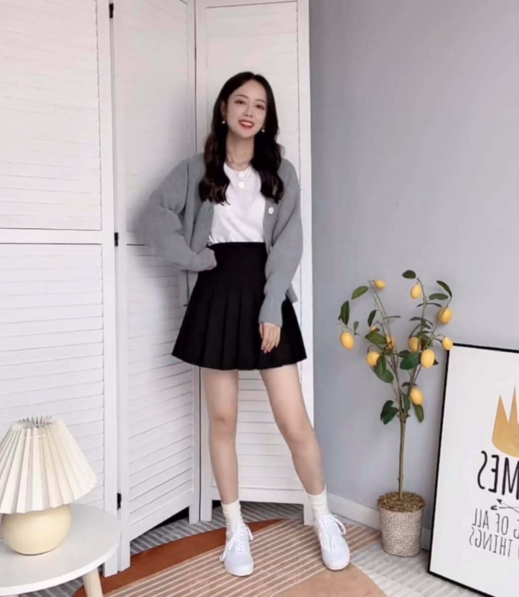 同样搭配针织外套,将下装换成JK风百褶裙,搭配中筒袜+小白鞋,营造学院风减龄女孩感。