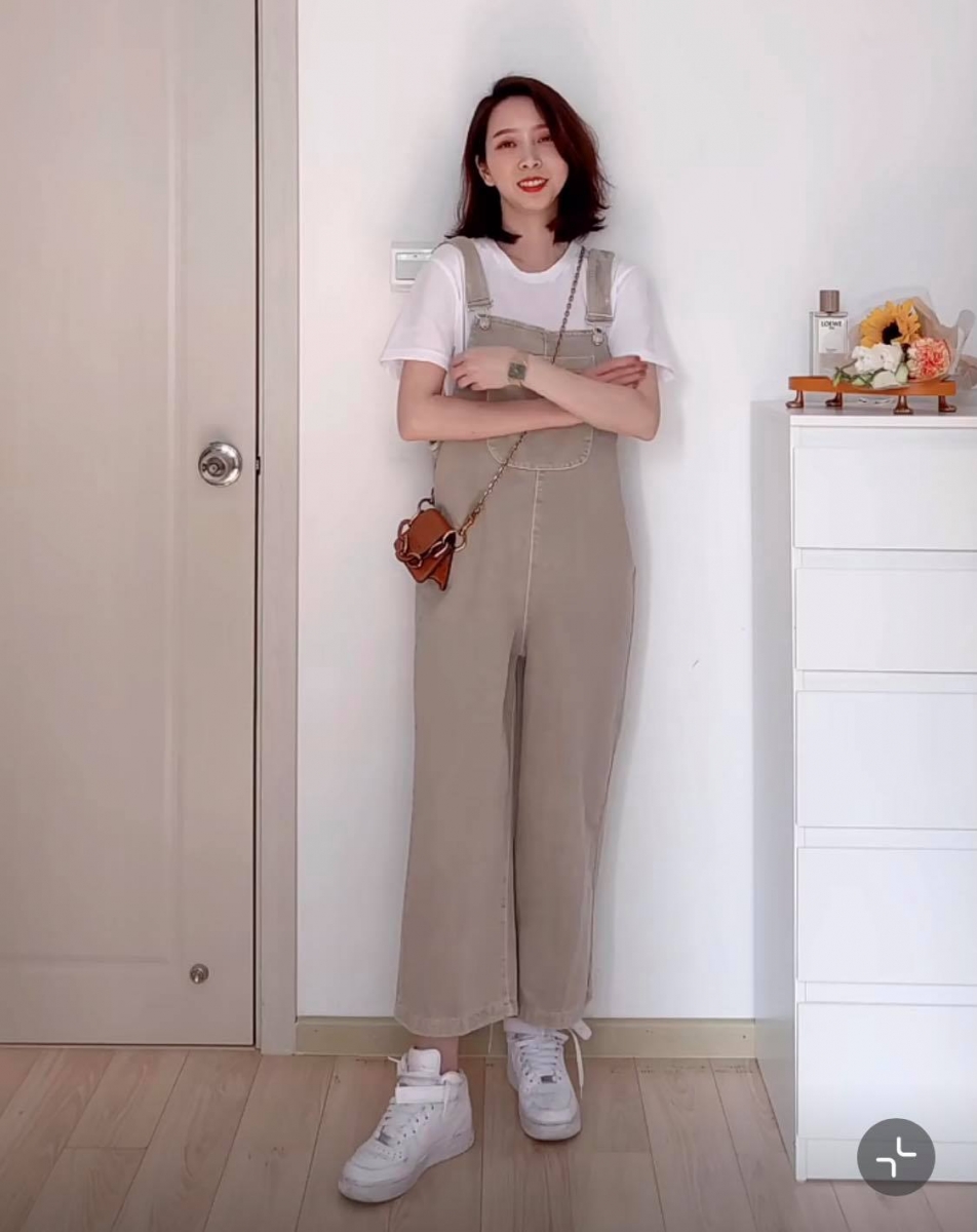超减龄背带裤和白T恤好搭不NG,背个可爱小废包(笑)再穿双运动风中筒鞋,特别「无龄感」!童颜女神谭松韵也大爱这种穿搭风格~